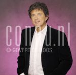 13-10-2004 Robert ten Brink at studio in Amsterdam, by order of TROS. Oktober 13, 2004 

[keywords]Posed, Headshot, Smiling[/keywords]